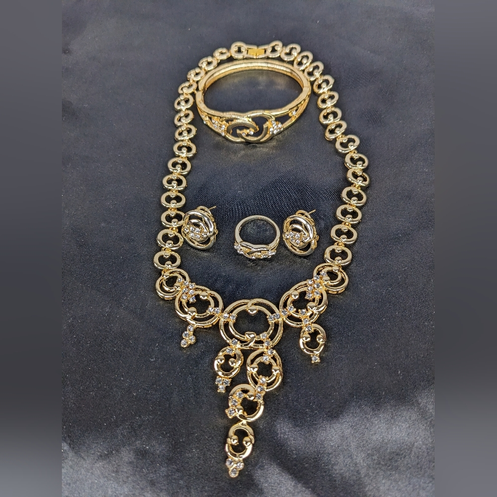 BEAUTIFUL FASHION JEWELRY SET. - Picture 2 of 2
